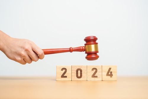 © Jo Panuwat D - stock.adobe.com Foto: Richterhammer und Holzklötze 2024