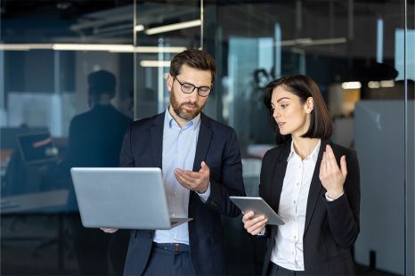 © Liubomir - stock.adobe.com Foto: Zwei Personen in Besprechnung