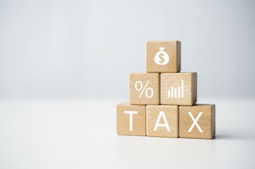 © Have a nice day - stock.adobe.com Foto: Würfel mit Aufschrift Tax