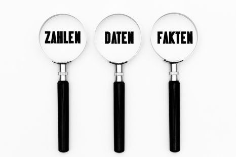 © blende11.photo - stock.adobe.com Foto: Lupen mit Schriftzug Zahlen, Daten und Fakten darunter