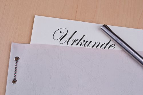 © h_lunke - stock.adobe.com Foto: Urkunde