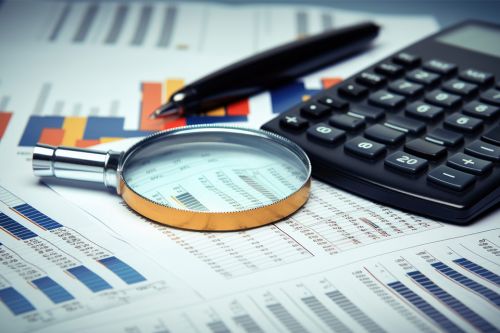 © MP Studio - stock.adobe.com Foto: Lupe, Taschenrechner und Kugelschreiber