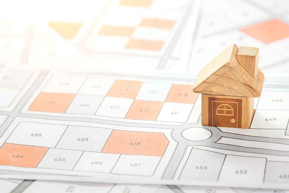 Foto: Katasterplan mit Spielstein Holzhaus