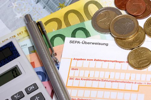 © RRF - stock.adobe.com Foto: Erlagschein und Münzen