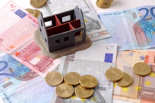 © Hans-Peter Reichartz - stock.adobe.com Foto: Haus Modell auf Geldscheinen
