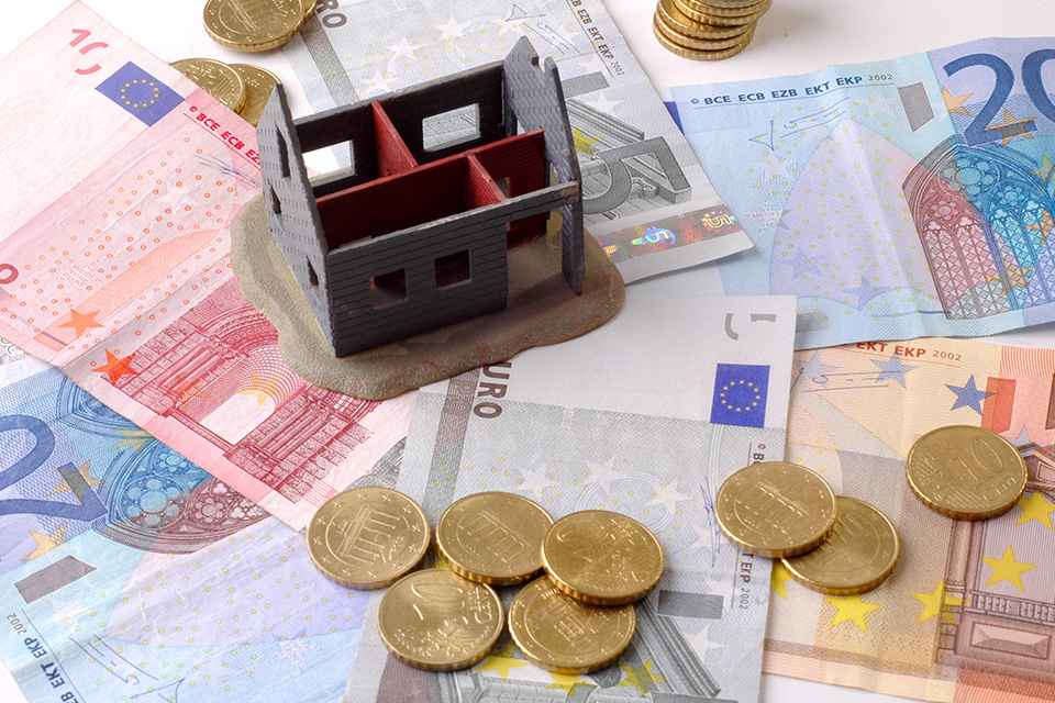 Foto: Haus Modell auf Geldscheinen