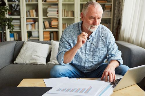 © Robert Kneschke - stock.adobe.com Foto: Älterer Mann füllt Unterlagen aus