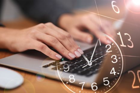 © New Africa - stock.adobe.com Foto: Hände tippen auf Laptop Tastatur